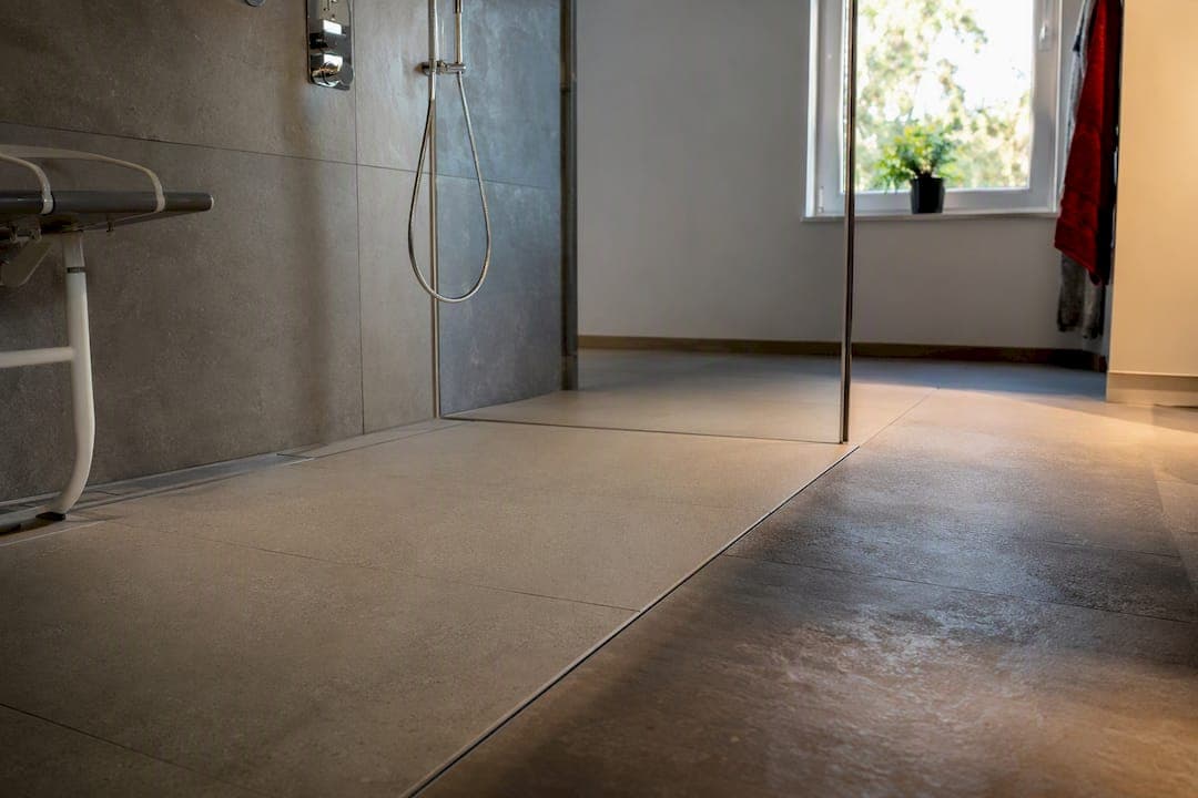 150 × 150 cm: Rollstuhlgerechte Dusche nach DIN 18040-2 im Bestand